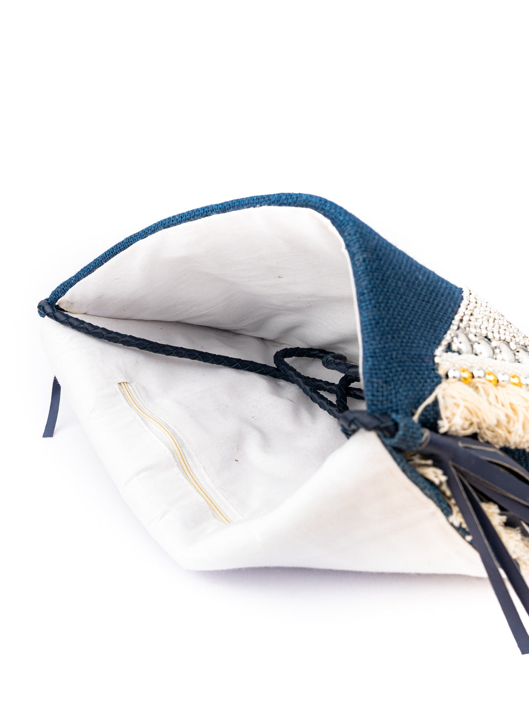 Pochette à rabat brodée bleu marine et beige NR By Nidhi Rathi