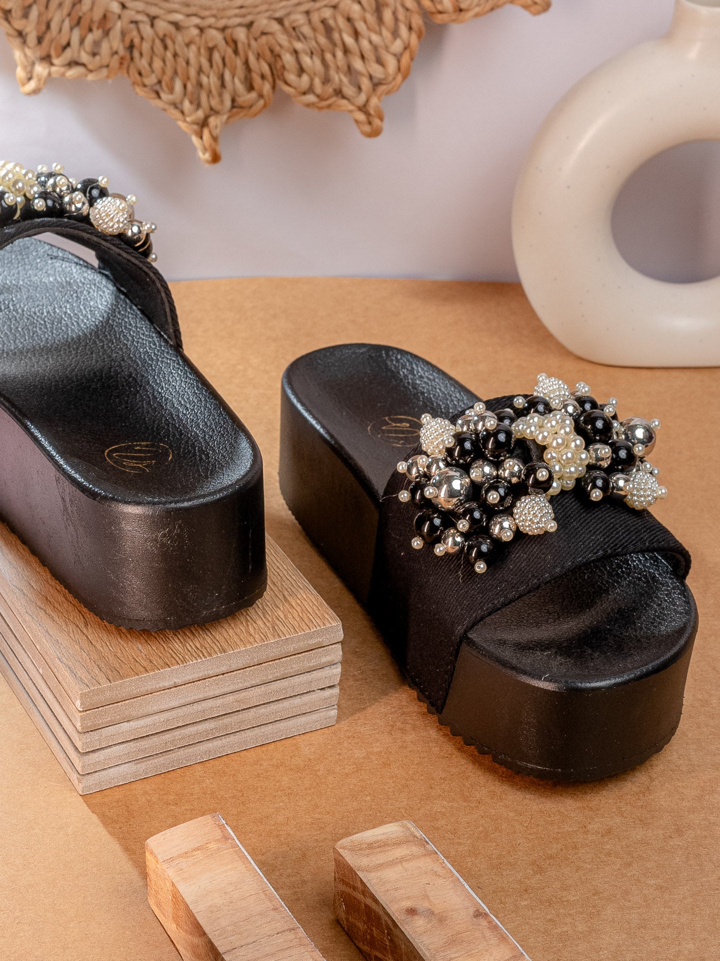 Nacre_Black_Wedges