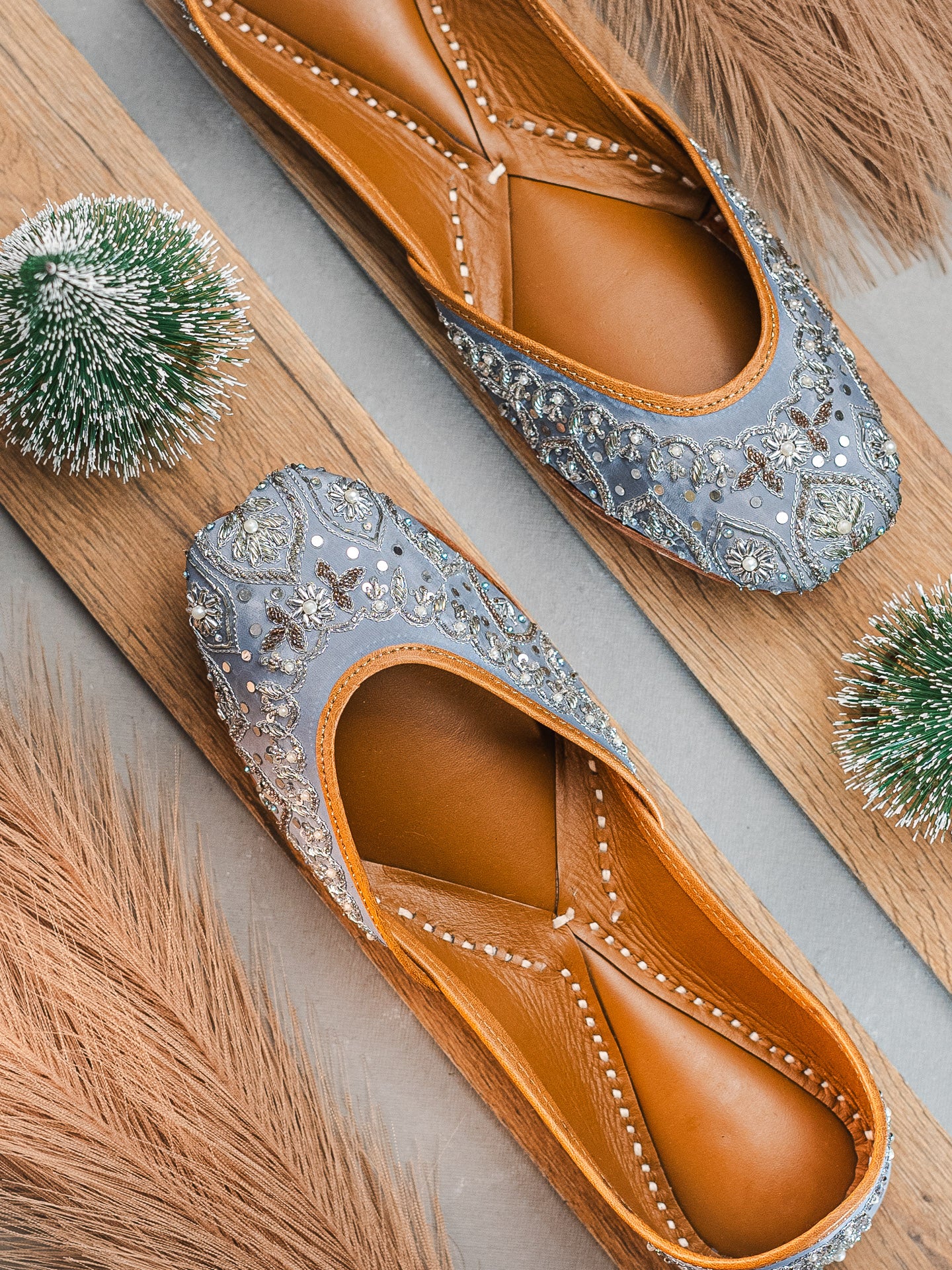 Nidhi_Rathi_Women_Embroidered_Mojaris_Flats