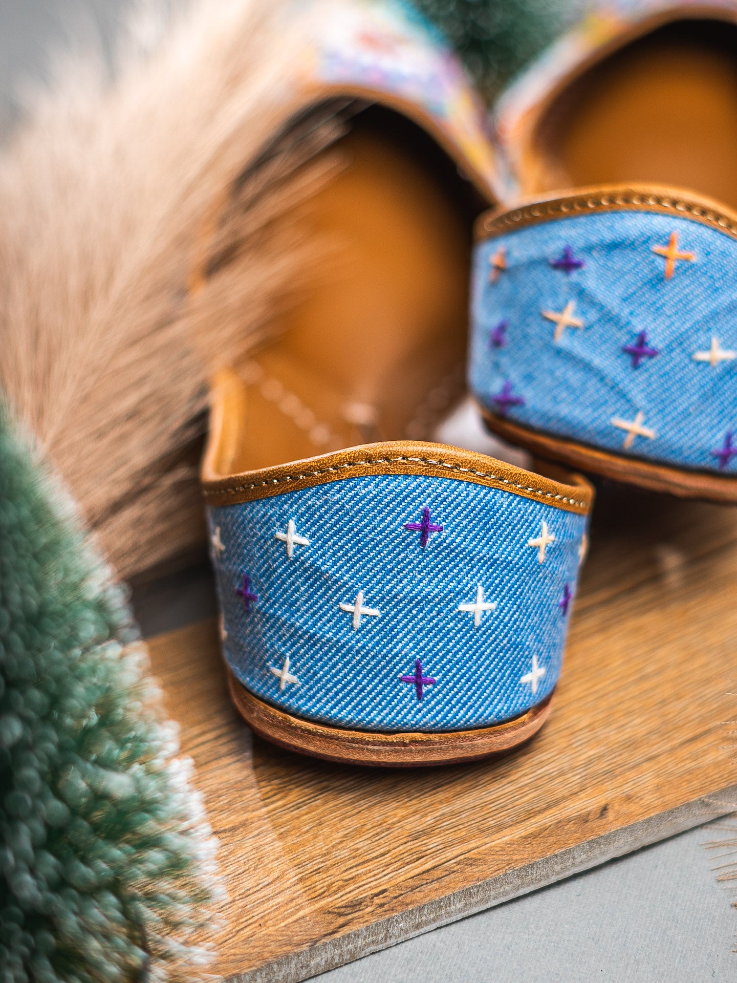 Nidhi_Rathi_Women_Embroidered_Mojaris_Flats