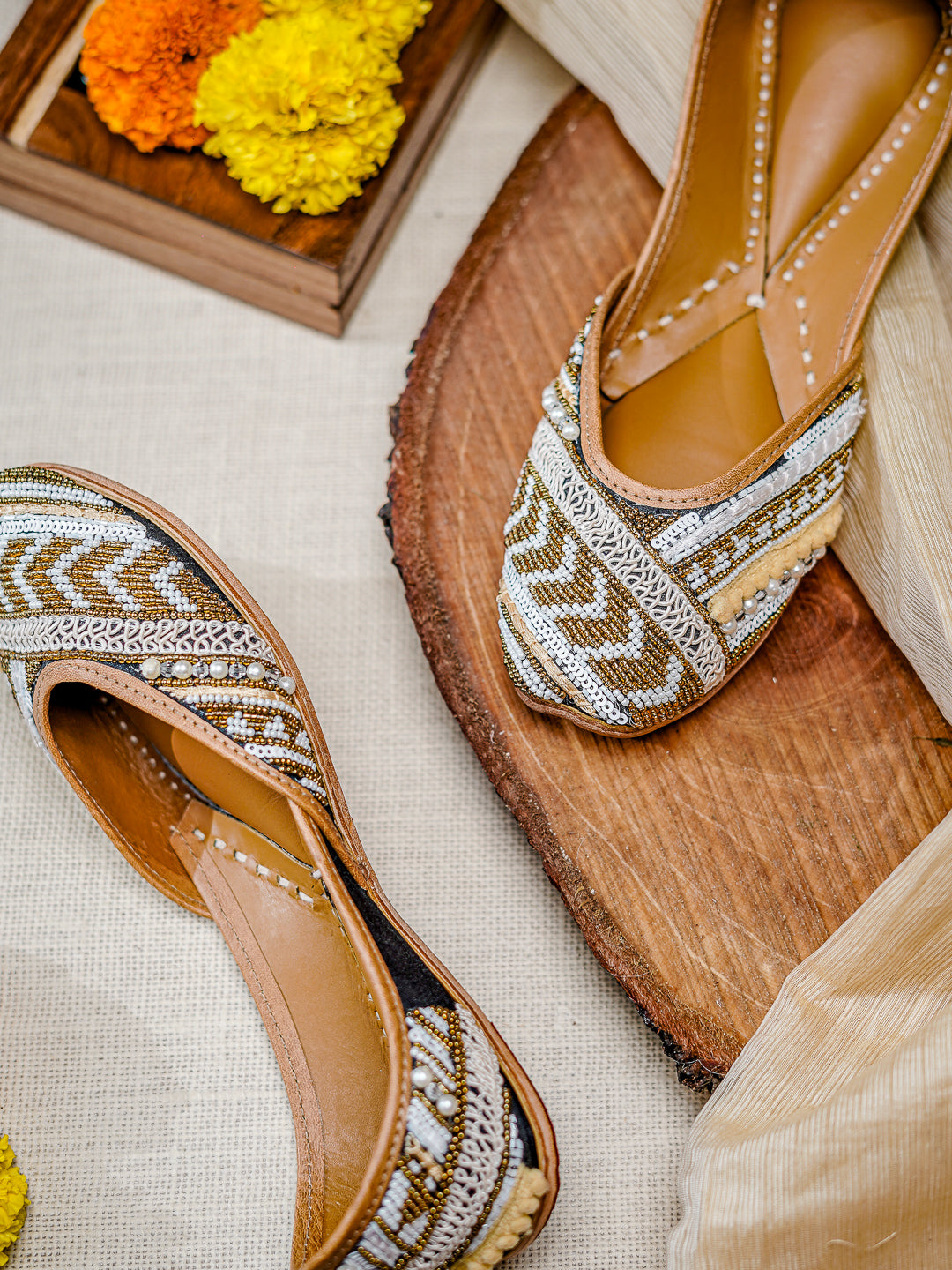 NR By Nidhi Rathi Mojaris ballerines ethniques en cuir à ornements bohème pour femmes
