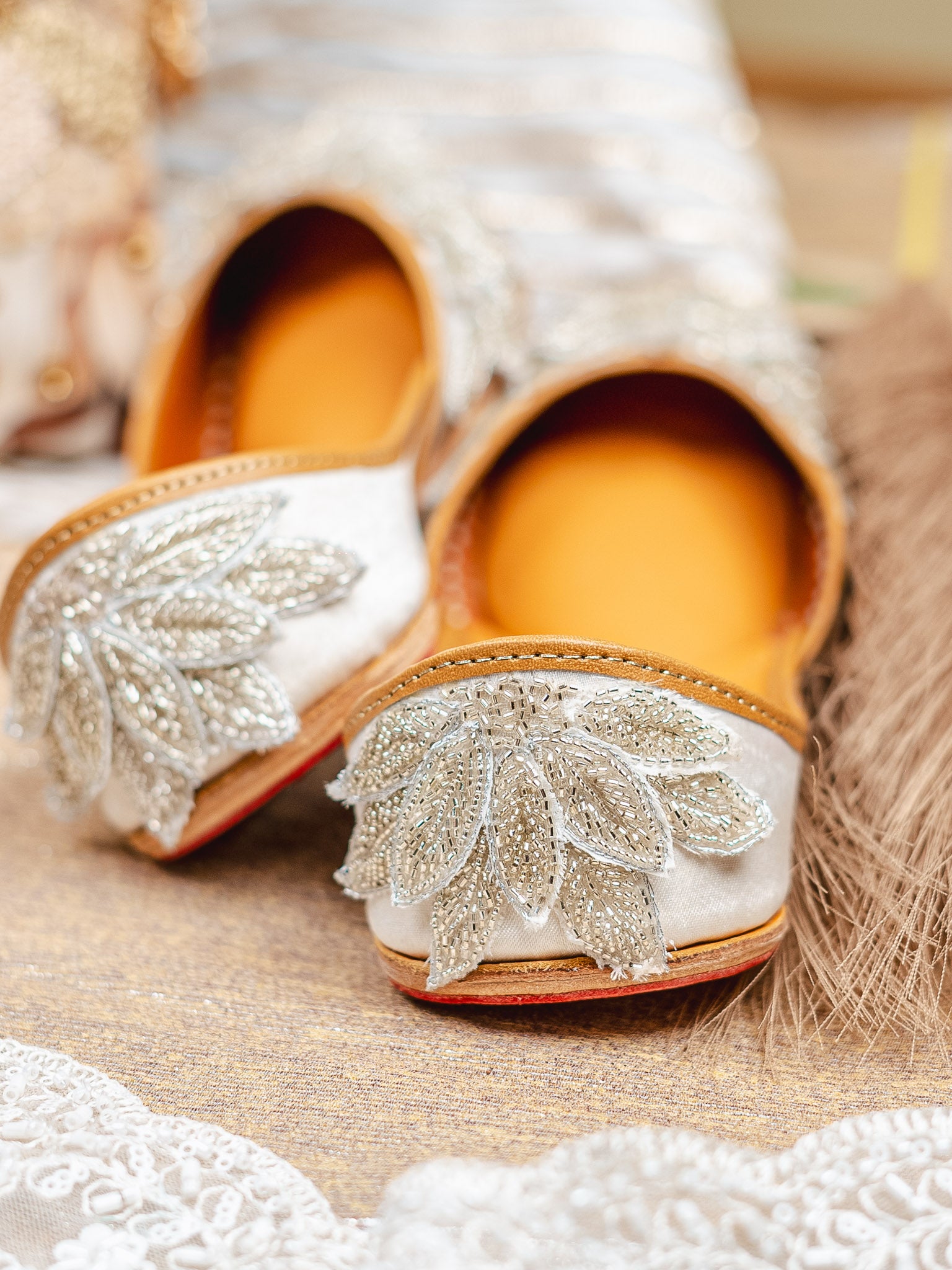 Women Embellished Ethnic Mojaris with Embroidered Flats