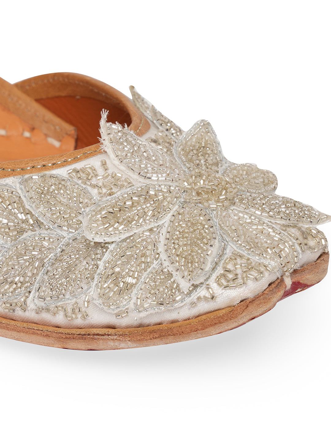 Women Embellished Ethnic Mojaris with Embroidered Flats