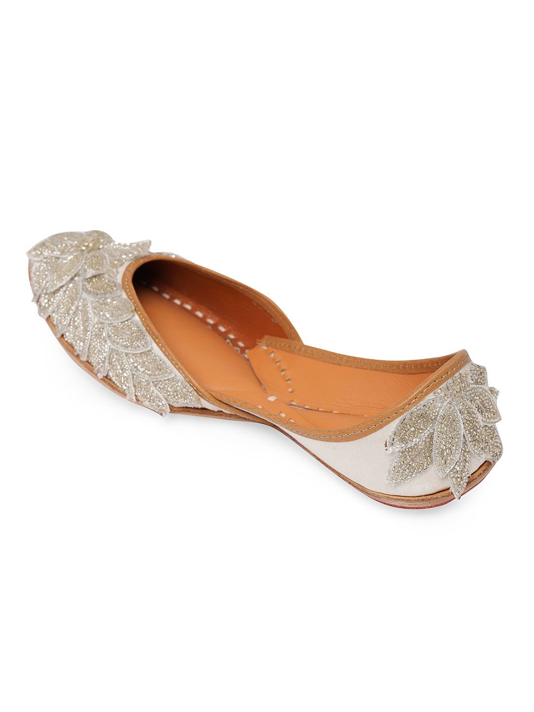 Women Embellished Ethnic Mojaris with Embroidered Flats