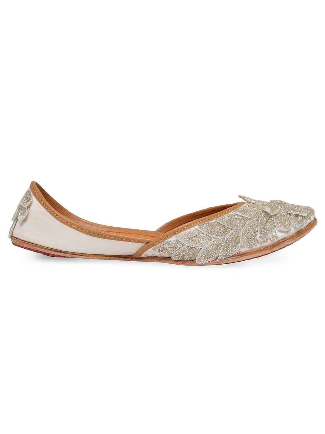 Women Embellished Ethnic Mojaris with Embroidered Flats