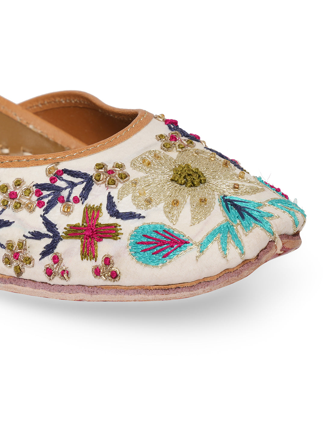 Women Embellished Ethnic Mojaris with Embroidered Flats