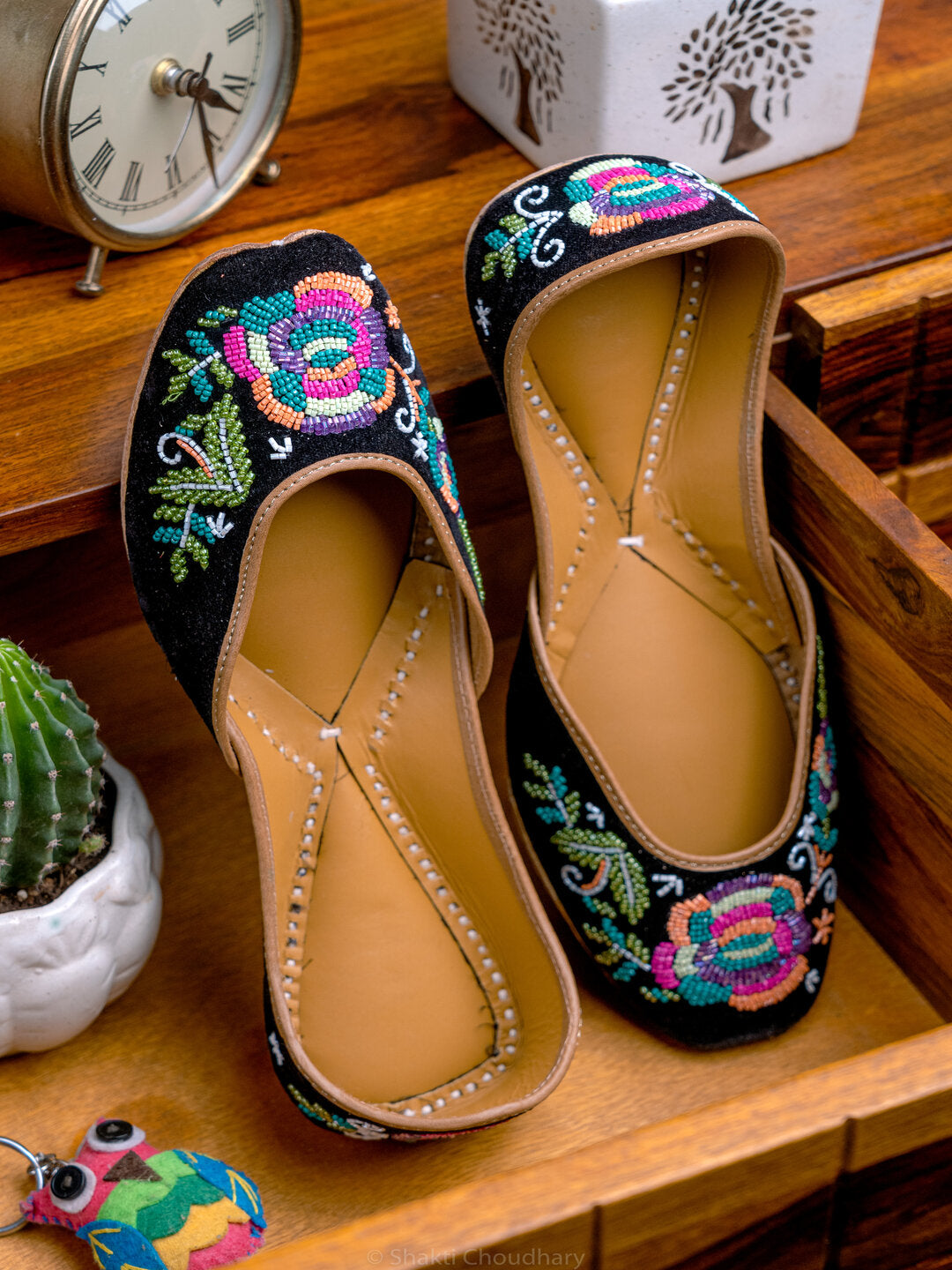 Ballerines plates noires à ornements NR By Nidhi Rathi pour femmes