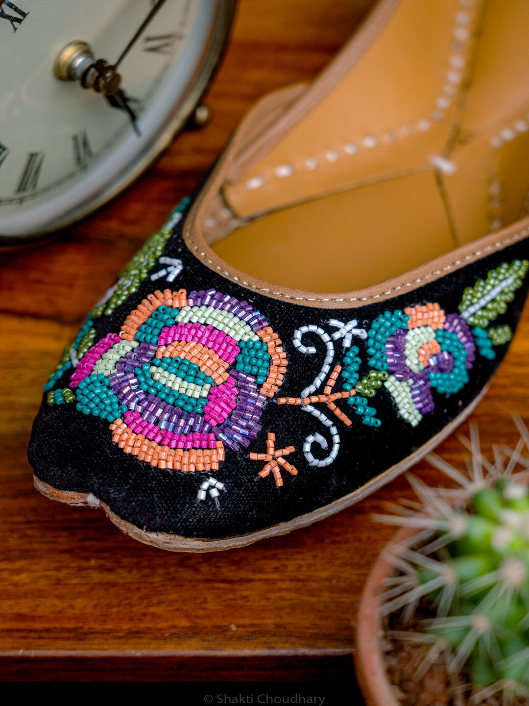 Ballerines plates noires à ornements NR By Nidhi Rathi pour femmes