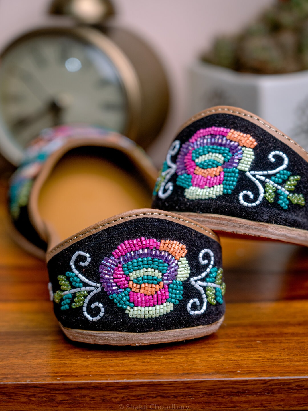 Ballerines plates noires à ornements NR By Nidhi Rathi pour femmes