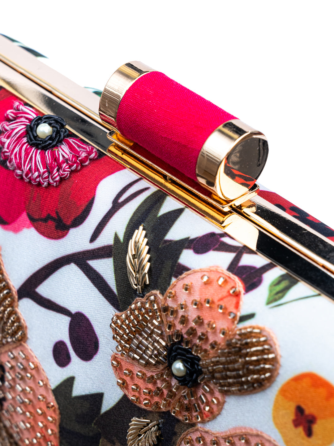 Pochette en forme de boîte brodée rouge de couleur crème NR By Nidhi Rathi