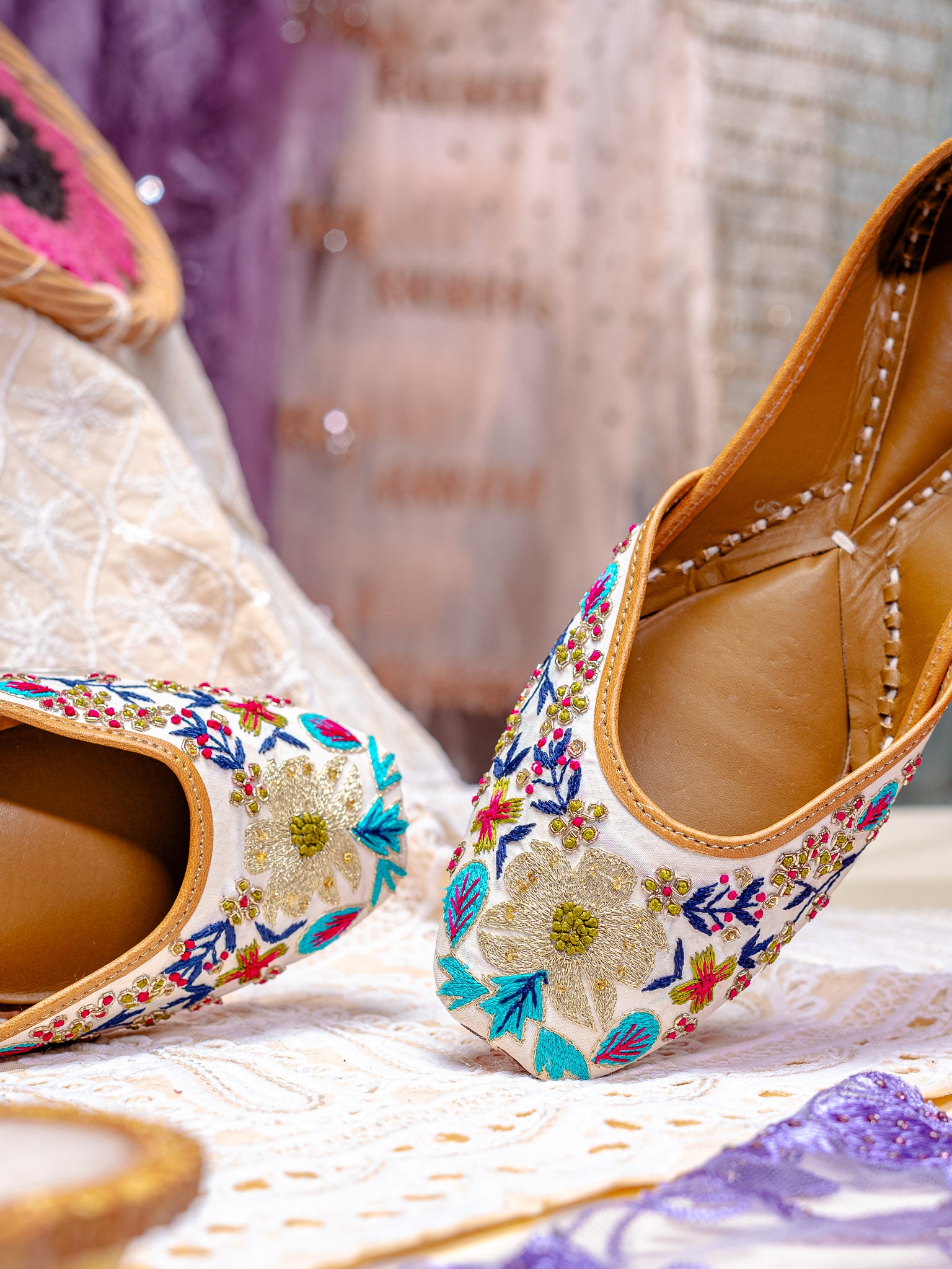 Women Embellished Ethnic Mojaris with Embroidered Flats