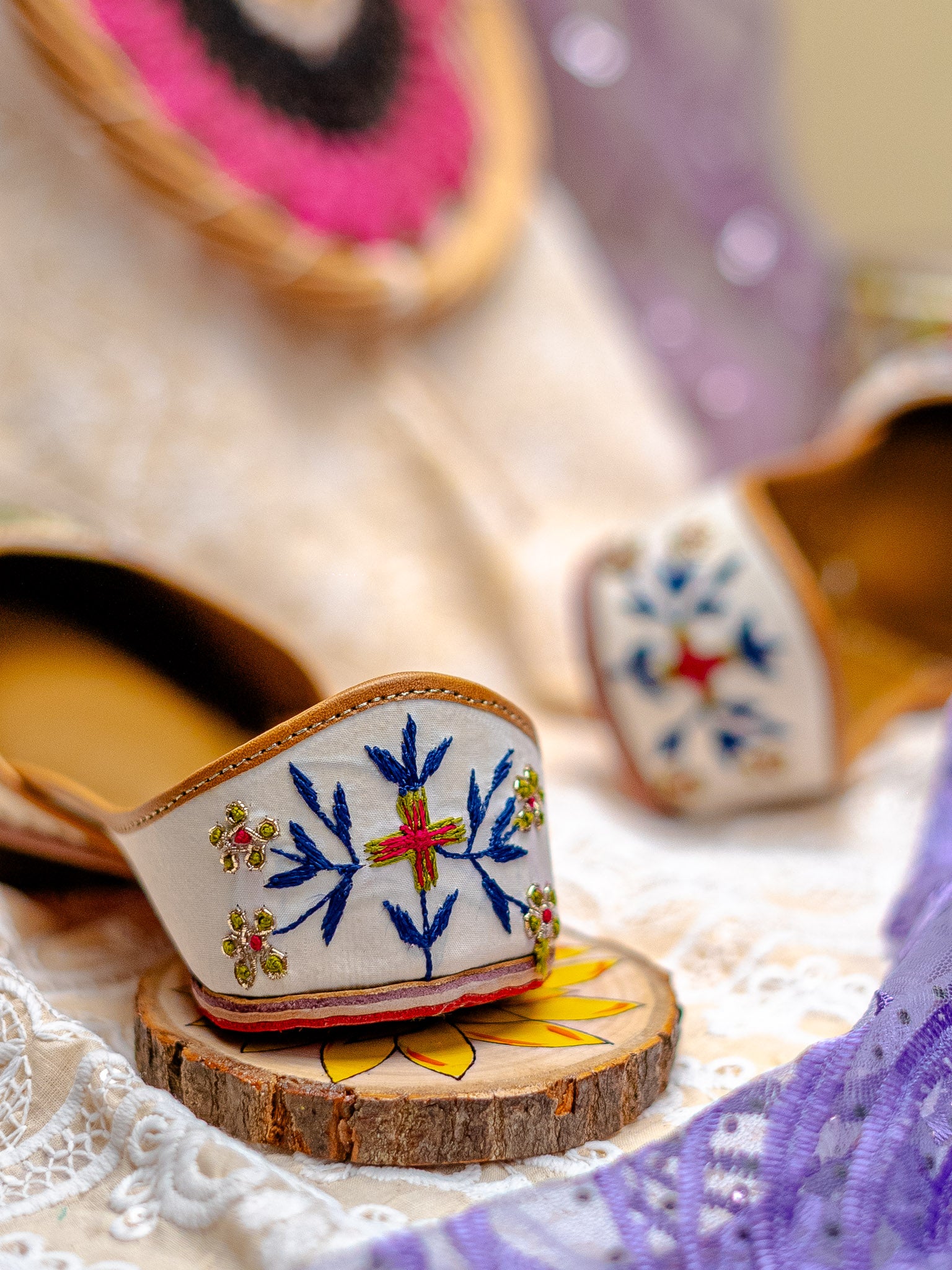 Women Embellished Ethnic Mojaris with Embroidered Flats